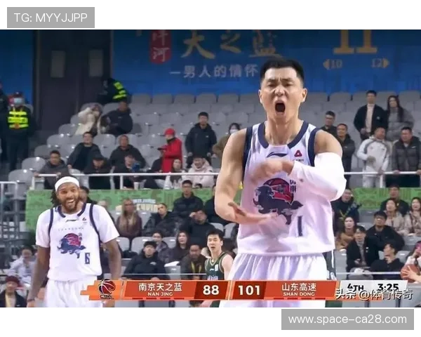 山东主帅邱彪场边怒摔西装，对判罚不满显激情